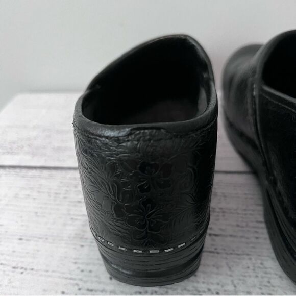 Dansko Black Leather Etched Professional Clogs Size 38 - Picture 5 of 9